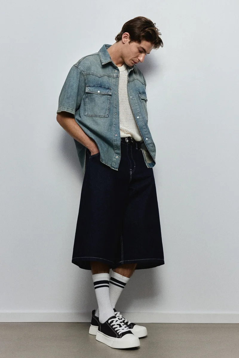 اتش اند ام قميص دنيم بأكمام قصيرة وقصة فضفاضة